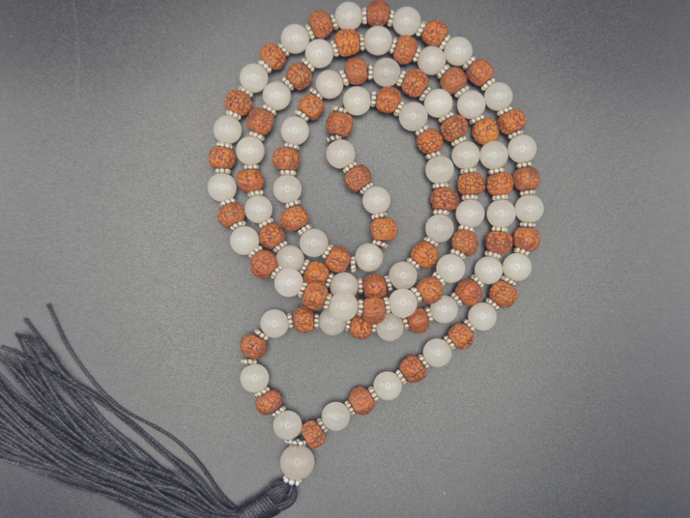 Preview: Handgefertigte Rudraksha & Quartz Mala aus Nepal mit feinen Metall-Spacern und schwarzer Quaste.
